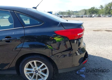 2017 Ford Focus Se z USA, uszkodzony, nr VIN 1FADP3F23HL228839